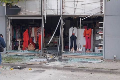 Εικόνες από την έκρηξη στο μαγαζί του Νίκου Πιτσίλκα στη Λάρισα