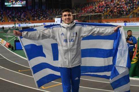 Ο Νίκος Ανδρικόπουλος με την ελληνική σημαία μετά την κατάκτηση του ασημένιου μεταλλίου