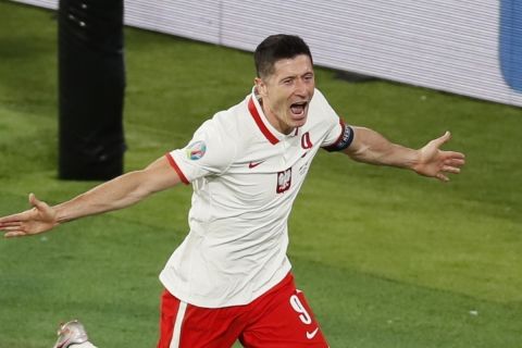 Ο Ρόμπερτ Λεβαντόβσκι της Πολωνίας πανηγυρίζει γκολ που σημείωσε κόντρα στην Ισπανία για τη φάση των ομίλων του Euro 2020 στο "Καρτούχα", Σεβίλλη | Σάββατο 19 Ιουνίου 2021