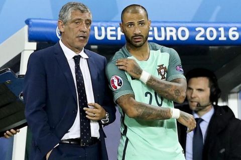 epa05391122 Portugal's coach Fernando Santos (L) brings on substitiute Ricardo Quaresma during the UEFA EURO 2016 round of 16 match between Croatia and Portugal at Stade Bollaert-Delelis in Lens Agglomeration, France, 25 June 2016.

(RESTRICTIONS APPLY: For editorial news reporting purposes only. Not used for commercial or marketing purposes without prior written approval of UEFA. Images must appear as still images and must not emulate match action video footage. Photographs published in online publications (whether via the Internet or otherwise) shall have an interval of at least 20 seconds between the posting.)  EPA/MIGUEL A. LOPES   EDITORIAL USE ONLY