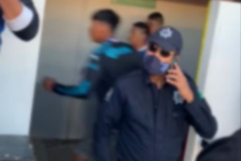 Επεισόδια Μεξικό: Αστυνομικός μιλούσε στο τηλέφωνο την ώρα που πίσω του έτρεχαν χούλιγκαν