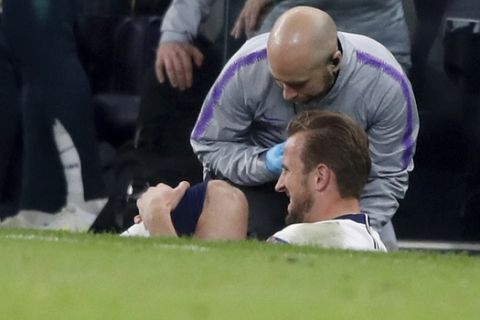 Tottenham's Harry Kane gets injured during the Champions League, round of 8, first-leg soccer match between Tottenham Hotspur and Manchester City at the Tottenham Hotspur stadium in London, Tuesday, April 9, 2019. (AP Photo/Frank Augstein)