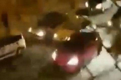Η στιγμή της επίθεσης οπαδών της ΑΕΚ σε αυτοκίνητα οπαδών του Ολυμπιακού