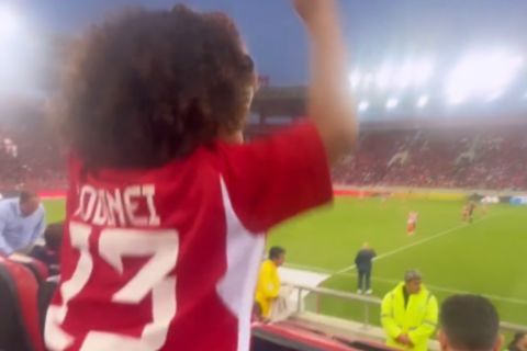 Ολυμπιακός: Ξεφάντωσε στο γήπεδο η κόρη του Ροντινέι, τραγούδησε τον ύμνο των ερυθρολεύκων 