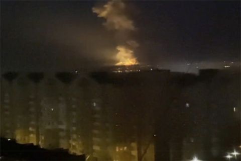 Ο Ρωσικός στρατός βομβαρδίζει την Ουκρανία 