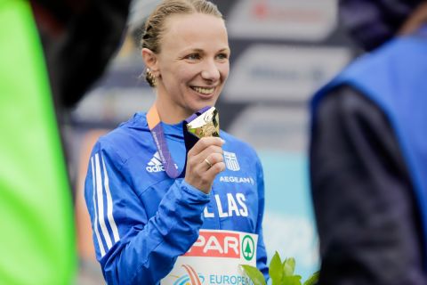 Η Ντρισμπιώτη με το χρυσό μετάλλιο που κατέκτησε στα 20χλμ. βάδην στο ευρωπαϊκό στίβου