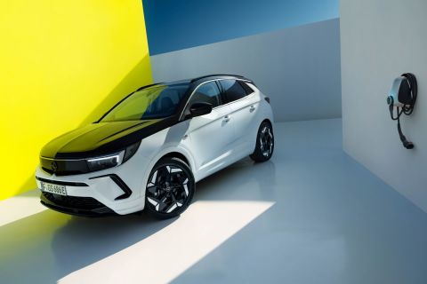 Opel Grandland GSe: To σπορ SUV των 300 ίππων που "ηλεκτρίζει" με τις επιδόσεις του - Πότε έρχεται στην Ελλάδα