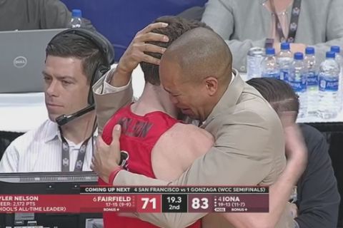 Προπονητής και παίκτης στο NCAA κλαίνε στο τελευταίο παιχνίδι του δεύτερου