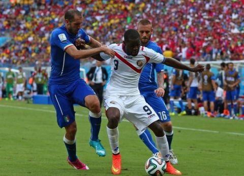 RECIFE, BRAZIL - JUNE 20:  Joel Campbell of Costa Rica battles for the ball with Giorgio Chiellini and Daniele De Rossi of Italy during the 2014 FIFA World Cup Brazil Group D match between Italy and Costa Rica at Arena Pernambuco on June 20, 2014 in Recife, Brazil.  (Photo by Robert Cianflone/Getty Images)