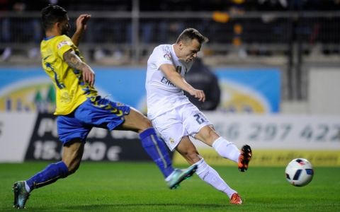 CADIZ, SPAIN - DECEMBER 02:   Denis Cheryshev of Real Madrid shoots past Cristian Marquez of Cadiz to score his team's opening goal during the Copa del Rey Round of 32 First Leg match between Cadiz and Real Madrid at Ramon de Carranza stadium on December 2, 2015 in Cadiz, Spain.  (Photo by Denis Doyle/Getty Images)