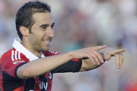AC Milan's French midfielder Mathieu Flamini celebrates after scoring during a Serie A soccer match between Pescara and AC Milan, at the Adriatico stadium in Pescara, Italy, Wednesday, May 8, 2013. (AP Photo/Sandro Perozzi)