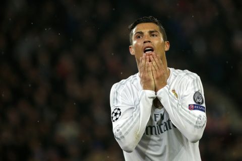 epa04987899 Cristiano Ronaldo of Real Madrid reacts during the UEFA Champions League group A soccer match between Paris Saint Germain (PSG) and Real Madrid at the Parc des Princes stadium in Paris, France, 21 October, 2015.  EPA/YOAN VALAT