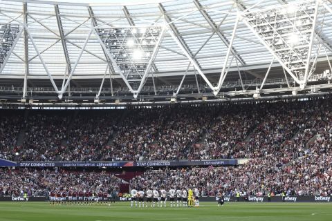 Players line up ahead the English Premier League soccer match between West Ham United and Manchester United at the London Stadium in London, England, Sunday, May 7, 2023. (AP Photo/Ian Walton)
