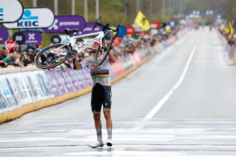 Ο Ολλανδός Ματιέ Φαν Ντερ Πουλ πανηγυρίζει τη νίκη του στον φετινό Γύρο της Φλάνδρας, ένα από τα πέντε "μνημεία" της επαγγελματικής ποδηλασίας. 