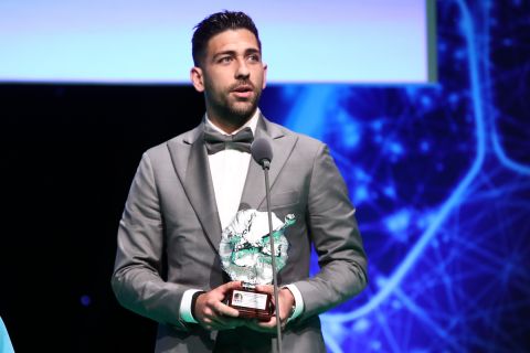 Ο Τάσος Μπακασέτας πήρε το βραβείο για τον καλύτερο Έλληνα παίκτη του εξωτερικού στα βραβεία του ΠΣΑΠΠ | 12 Δεκεμβρίου 2022