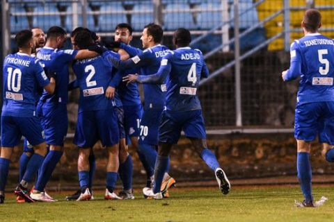 Οι παίκτες της Λαμίας πανηγυρίζουν το γκολ του Μπαχάνα Αραμπούλι