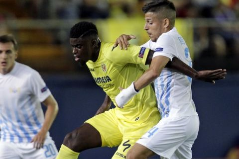 Villarreal's Alfred N'Diaye duels for the ball with Zurich's Roberto Rodriguez during an Europa League, Group L soccer match between Villarreal and Zurich, at the Madrigal stadium in Villarreal, Spain, Thursday, Sept. 15, 2016. (AP Photo/Alberto Saiz)