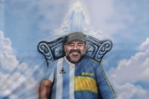 Ο Μαραντόνα σε σημαία των οπαδών της Μπόκα Τζούνιορς, όπου φαίνεται να είναι στον ουρανό με φανέλα Μπόκα και Αργεντινής