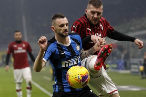 AC Milan's Ante Rebic, right, vies for the ball with Inter Milan's Marcelo Brozovic during the Serie A soccer match between Inter Milan and AC Milan at the San Siro Stadium, in Milan, Italy, Sunday, Feb. 9, 2020. (AP Photo/Antonio Calanni)