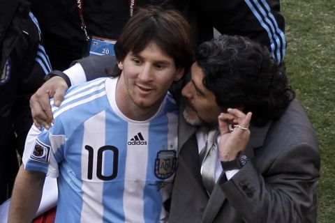Ο Λιονέλ Μέσι με τον Ντιέγκο Μαραντόνα, προπονητή της Αργεντινής, στην αναμέτρηση με τη Νότια Κορέα στο Μουντιάλ