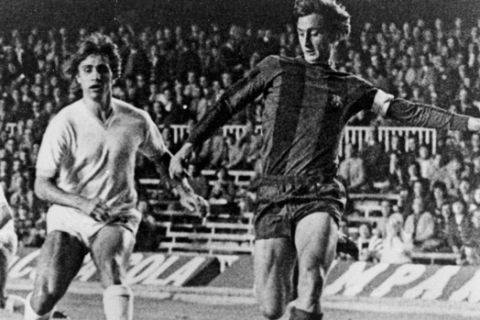 Barcelona soccer star Johan Cruyff strikes toward Lazio's goal while Italian left winger Bruno Giordano keeps an eye on him, Nov. 6, 1975, during Barcelona-Lazio contest for the UEFA Cup. Barcelona won 4-0. (AP Photo)
