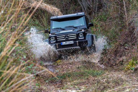 Mercedes-Benz G 500 4x4²;Kraftstoffverbrauch kombiniert: 13,8 l/100 km; CO2-Emissionen kombiniert: 323 g/km*

Mercedes-Benz G 500 4x4²;Combined fuel consumption: 13.8 l/100 km; combined CO2 emissions: 323 g/km*