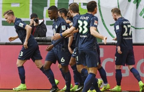 Wolfsburg's Mario Gomez, second right, celebrates with his teammates after scoring a goal during the German first division Bundesliga soccer match between RB Leipzig and VfL Wolfsburg in Leipzig, Germany, Saturday, March 11, 2017. (AP Photo/Jens Meyer)