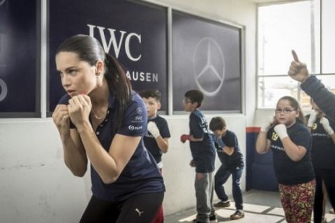 Η Adriana Lima κάνει προπονήσεις πυγμαχίας για φιλανθρωπικό σκοπό