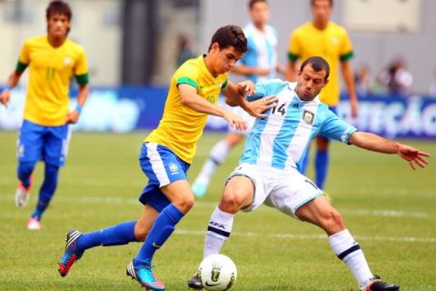 EAST RUTHERFORD, NJ - JUNE 9: Oscar #10 of Brazil fights off Javier Mascherano #14 of Argentina during the first half of an international friendly soccer match on June 9, 2012 at MetLife Stadium in East Rutherford, New Jersey. (Photo by Rich Schultz/Getty Images)