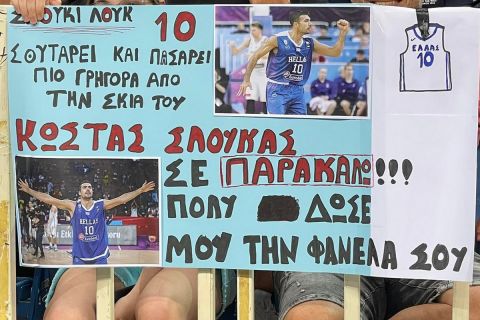 Εθνική μπάσκετ: Φίλαθλος ζήτησε με εξαιρετικά αφιερωμένο πλακάτ τη φανέλα του Σλούκα πριν το Ελλάδα - Πολωνία