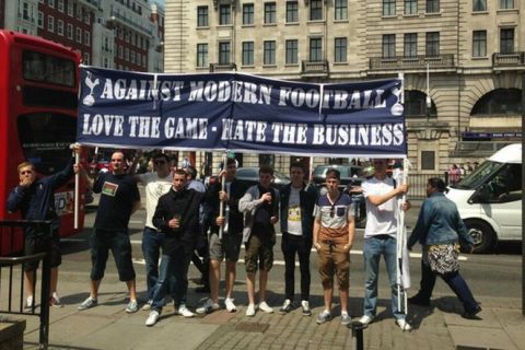 Διαμαρτυρία Άγγλων οπαδών για τα ακριβά εισιτήρια