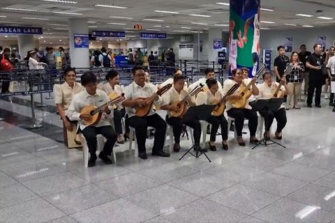 MundoBasket 2023: Μία ορχήστρα 12 ατόμων υποδέχτηκε την Εθνική Ελλάδας στο αεροδρόμιο της Μανίλα