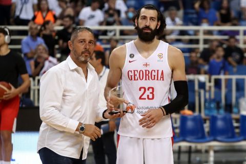 Ο Τορνίκε Σενγκέλια παραλαμβάνει το αναμνηστικό βραβείο για τη συμμετοχή της Γεωργίας στο τουρνουά Ακρόπολις