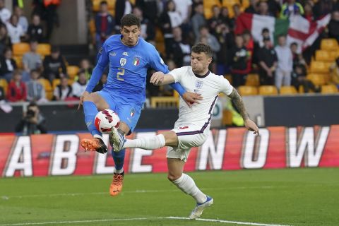 Ο Κίεραν Τρίπιερ της Αγγλίας μονομαχεί με τον Τζιοβάνι ντι Λορέντζο της Ιταλίας για τη League A του Nations League 2022-2023 στο "Μόλινιου", Γουλβερχάμπτον | Σάββατο 11 Ιουνίου 2022