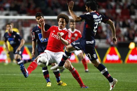 Benfica's Belgian midfielder Axel Witsel (L) vies with Braga's midfielder Custodio (R) during their Portuguese league football match at Luz Stadium in Lisbon on March 31, 2012.  AFP PHOTO / PATRICIA DE MELO MOREIRA (Photo credit should read PATRICIA DE MELO MOREIRA/AFP/Getty Images)