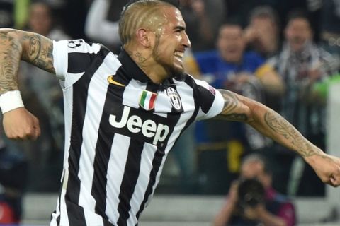 Juventus' midfielder from Chile Arturo Vidal celebrates after scoring a penalty during the UEFA Champions League quarter final football match Juventus FC vs AS Monaco on April 14, 2015 at the Juventus Stadium in Turin.      AFP PHOTO / GIUSEPPE CACACE        (Photo credit should read GIUSEPPE CACACE/AFP/Getty Images)