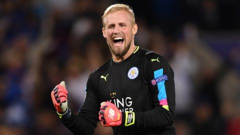 LEICESTER, ENGLAND - SEPTEMBER 27:  Kasper Schmeichel of Leicester City celebrates as Islam Slimani of Leicester City scores their first goal during the UEFA Champions League Group G match between Leicester City FC and FC Porto at The King Power Stadium on September 27, 2016 in Leicester, England.  (Photo by Michael Regan/Getty Images)
