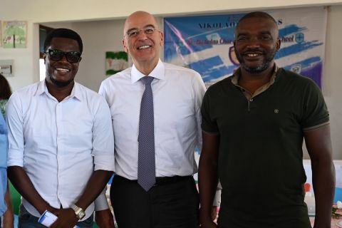 Ο Νίκος Δένδιας στην Γκάνα μαζί με τους Οφορίκουε και Αμπονσά: "Η Ελλάδα θα χρηματοδοτήσει την κατασκευή ποδοσφαιρικού γηπέδου"