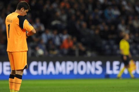 Porto's goalkeeper Iker Casillas adjusts his gloves during a Champions League group G soccer match between FC Porto and FC Copenhagen at the Dragao stadium in Porto, Portugal, Wednesday, Sept. 14, 2016. (AP Photo/Paulo Duarte)