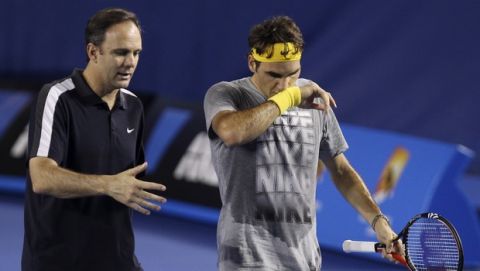 Switzerland's Roger Federer walks with his coach Paul Annacone during a practice session on Rod Laver Arena in Melbourne, Australia, Thursday, Jan. 13, 2011. Federer  is preparing for the Australian Open tennis championship which begins here Monday Jan. 17.  (AP Photo/Mark Baker)