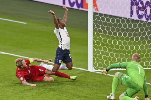 Ο Ραχίμ Στέρλινγκ της Αγγλίας μαρκάρεται απ' τον Σίμον Κιάερ της Δανίας για τα ημιτελικά του Euro 2020 στο "Γουέμπλεϊ", Λονδίνο | Τετάρτη 7 Ιουλίου 2021