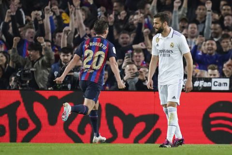 Ο Σέρζι Ρομπέρτο της Μπαρτσελόνα πανηγυρίζει γκολ που σημείωσε κόντρα στη Ρεάλ για τη La Liga 2022-2023 στο "Καμπ Νόου", Βαρκελώνη | Κυριακή 19 Μαρτίου 2023