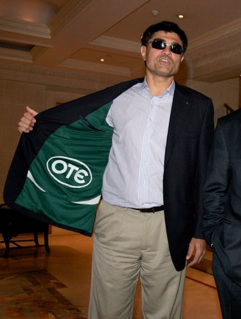 ΟΦΗ: Ο Μιχάλης Μπούσης θύμισε Τζίγκερ με το σακάκι του (PHOTO)