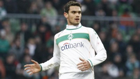 Bremen's Alexandros Tziolis goes with the ball during the German first division Bundesliga soccer match between Werder Bremen and Borussia Moenchengladbach in Bremen, northern Germany, on Saturday, Feb. 14, 2009.(AP Photo/Joerg Sarbach)
