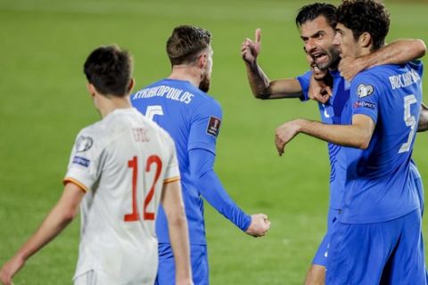 Οι παίκτες της εθνικής Ελλάδας πανηγυρίζουν μετά από την ισοπαλία κόντρα στην Ισπανία στην Γρανάδα στα προκριματικά του Μουντιάλ 2022