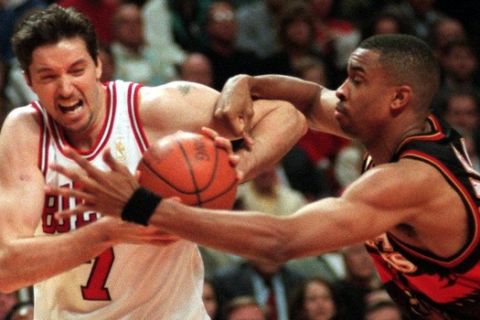 Chicago Bulls' Toni Kukoc (7) tries to drive on Atlanta Hawks' Alan Henderson during the second quarter of their second-round NBA playoff game on Tuesday, May 13, 1997, in Chicago. (AP Photo/MIchael S. Green)