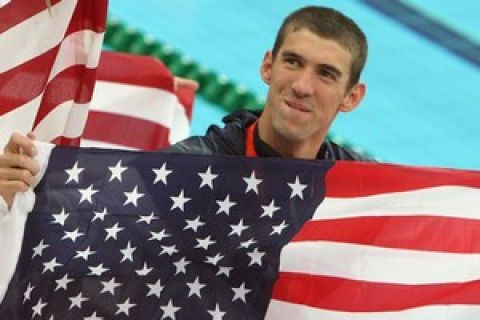 US swimmers Michael Phelps poses after the men's 4 x 100m medley relay swimming final medal ceremony at the National Aquatics Center during the 2008 Beijing Olympic Games in Beijing on August 17, 2008.  Michael Phelps became the first man to win eight gold medals at the same Olympics when the US won the men's 4x100m medley relay final in a new world record time.      AFP PHOTO / GREG WOOD (Photo credit should read GREG WOOD/AFP/Getty Images)