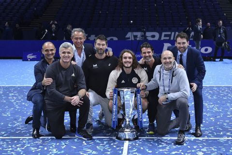 Ο Στέφανος Τσιτσιπάς και όλη η ομάδα του μετά την κατάκτηση του ATP Finals το 2019