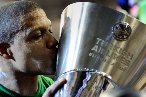 Panathinaikos Mike Batiste from USA kisses the trophy after winning their Final Four Euroleague basketball championship final game against Maccabi Electra, in Barcelona, Sunday, May 8, 2011.(AP Photo/Daniel Ochoa de Olza)