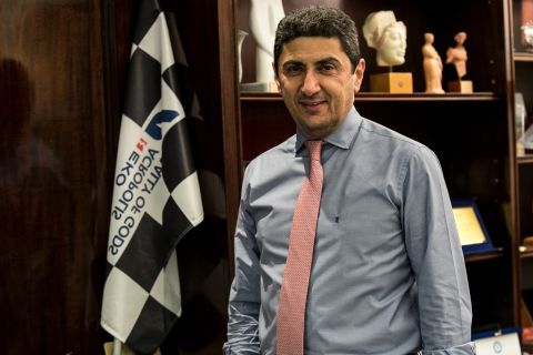 Ο υφυπουργός αθλητισμού, Λευτέρης Αυγενάκης, στη συνέντευξη που παραχώρησε στο SPORT24
